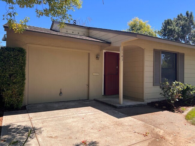 Building Photo - 4 bed 2 bath house available now!