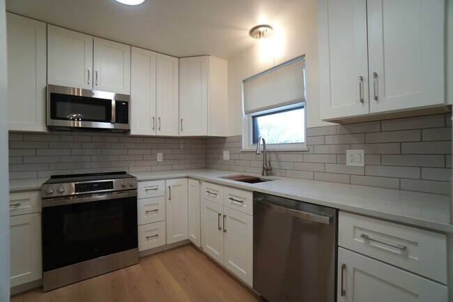 Building Photo - 2905 Mesa Rd