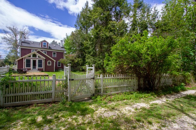 Building Photo - 905 Broad St