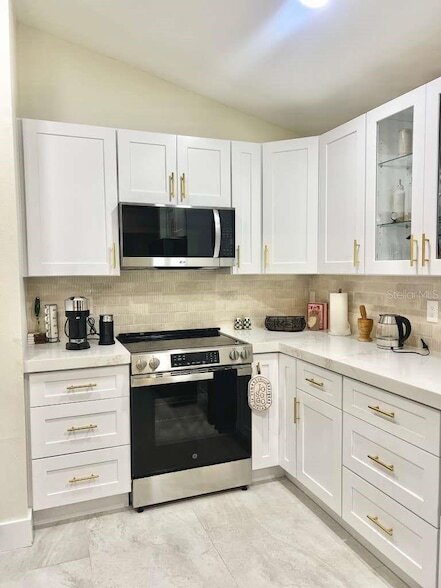 Building Photo - 8240 Cypress Lake Dr