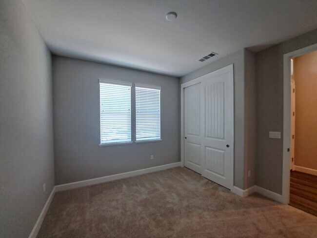 Building Photo - Feels Like a Model Home
