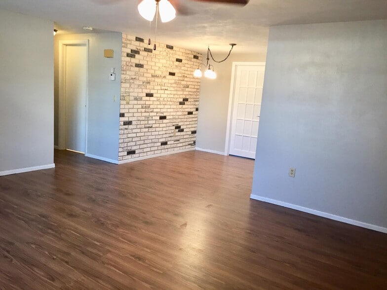 Building Photo - 3743 Woodcock Dr