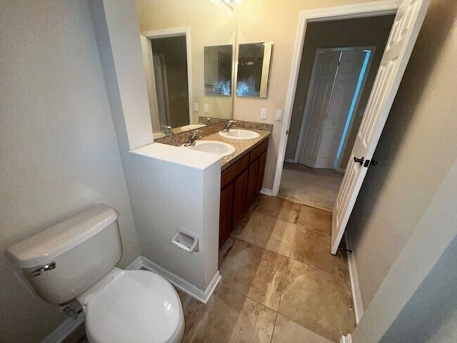 Building Photo - MOVE IN NOW-OVIEDO RENTAL!BEAUTIFUL 3 bd 2.5 bath townhome! 2 CAR ATTACHED GARAGE!FRESH PAINT! Wa...