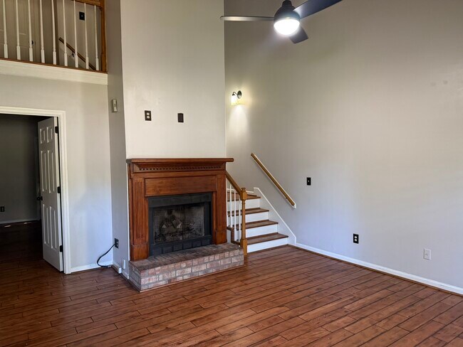 Building Photo - 149 Luna Ln