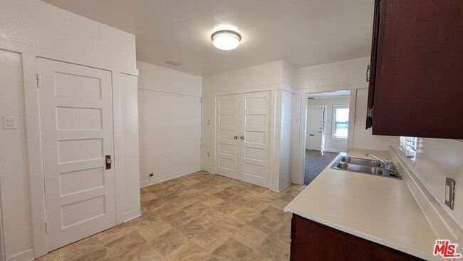 Building Photo - 1155 W 39th St