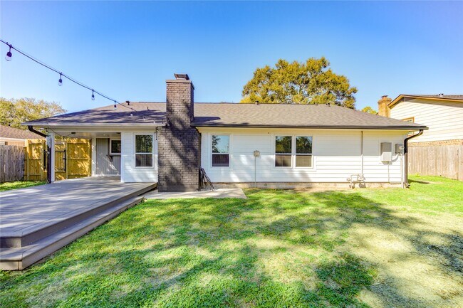 Building Photo - 235 E Castle Harbour Dr