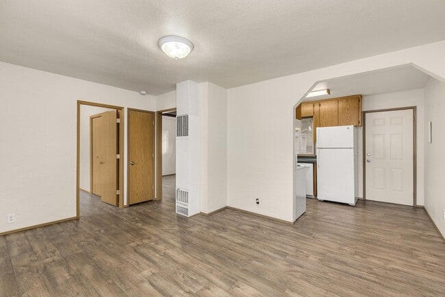Building Photo - Spacious 2bedroom 1 bath in well maintained 4 Plex!