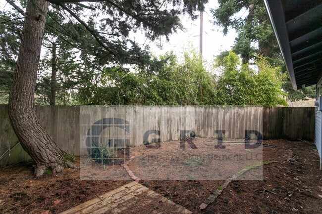 Building Photo - Two Bedroom Apartment Available - Private Yard Space - $500 MOVE IN SPECIAL!