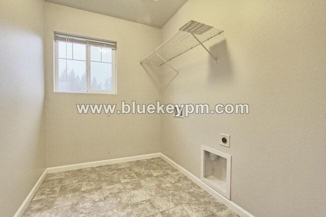 Building Photo - Unique 4 Bed, 2.5 Bath Home Near Burnt Bridge Creek Path