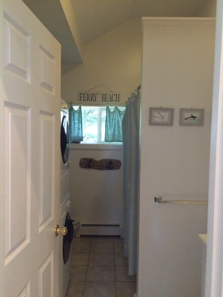 Bathroom laundry - 403 Ferry Road