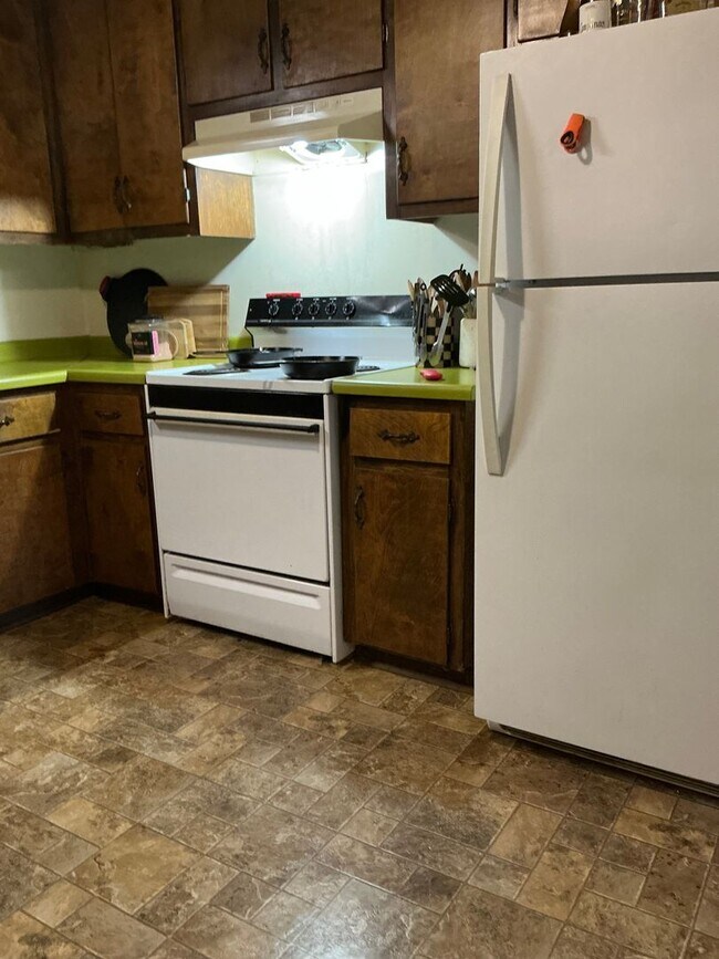 Building Photo - 2 bedroom 1 bath duplex is located off Whitehead Rd!