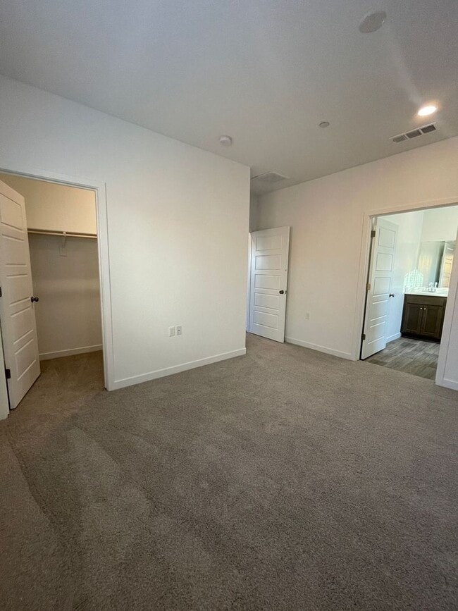 Building Photo - Modern Luxury Living in Madera!
