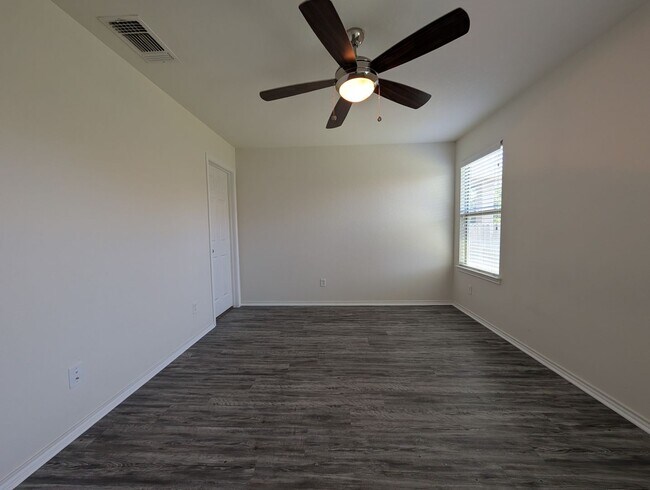 Building Photo - 4/2 in West Village at Creekside / Fenced ...