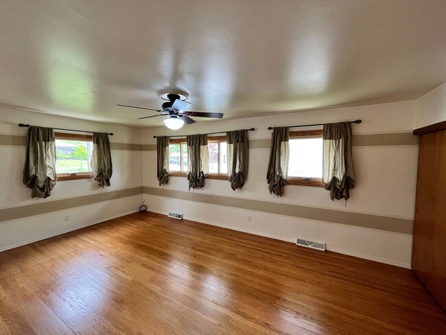 Building Photo - Spacious & Secluded 2BR/2BA Wauwatosa Sing...