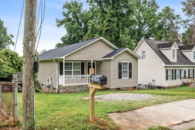 Building Photo - Welcome to this charming 4 bedroom, 2 bathroom home located in Greensboro, NC.