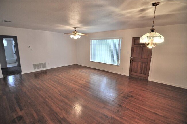Building Photo - 2606 Cavileer Ave