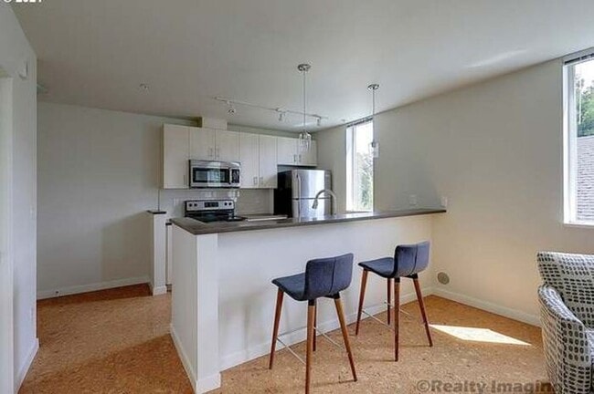 Building Photo - First Floor Front Facing Vibrant Stylish O...