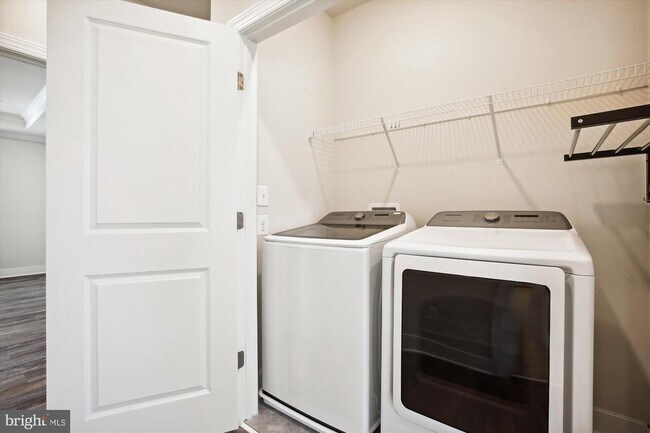 Building Photo - 909 Rockwell Ave