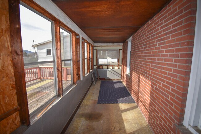 Building Photo - Two Bedroom Home with Detached Garage!