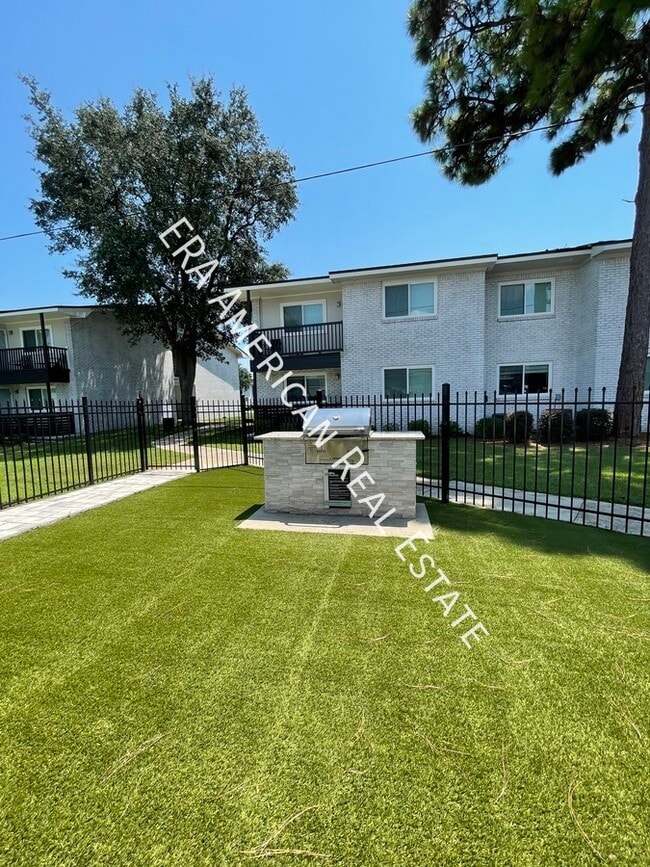 Building Photo - 613 Colonial Dr