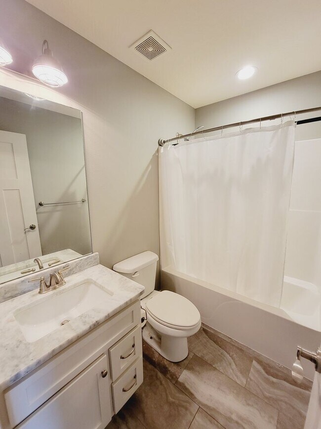 Building Photo - Luxuary in River Pointe Subdivision - Ozark!
