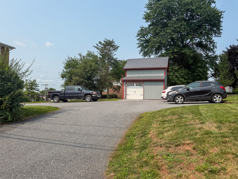 Building Photo - 504 Fivepointville Rd
