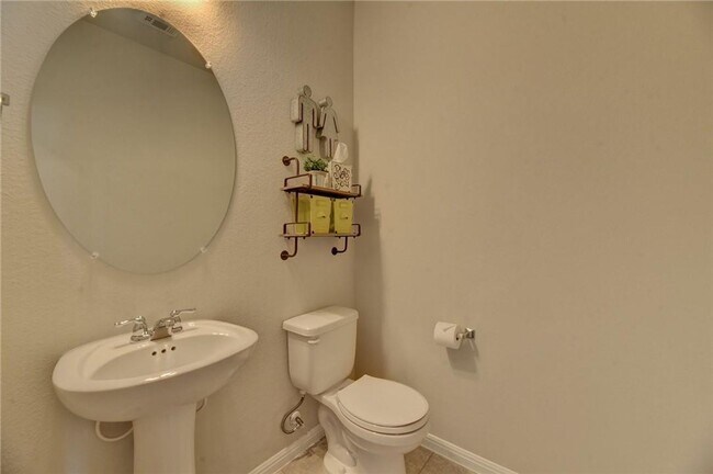 Building Photo - Modern Luxury Awaits in Buda – Stylish 4/B...