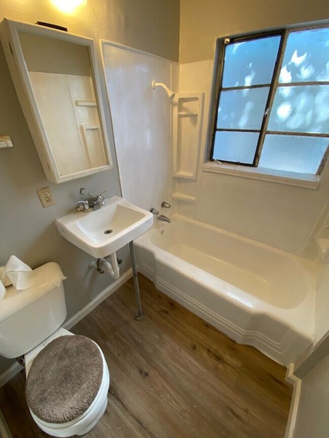 Building Photo - 460 E Wyandotte St