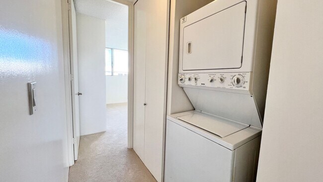 Building Photo - AVAILABLE NOW! 2-Bedroom, 2-Bath Corner Un...