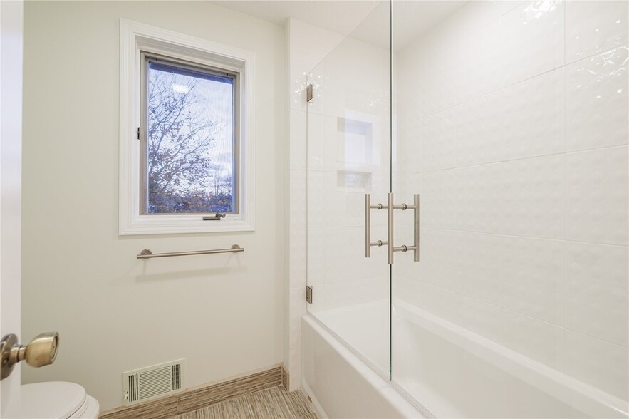 2nd floor bathroom - 9 Glen Valley Dr