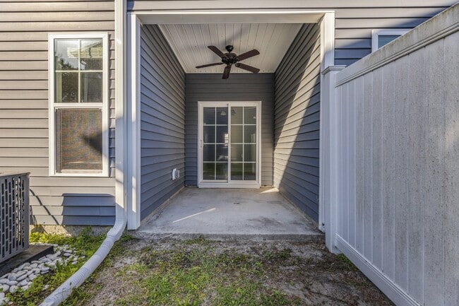 Building Photo - Stonebay Townhome