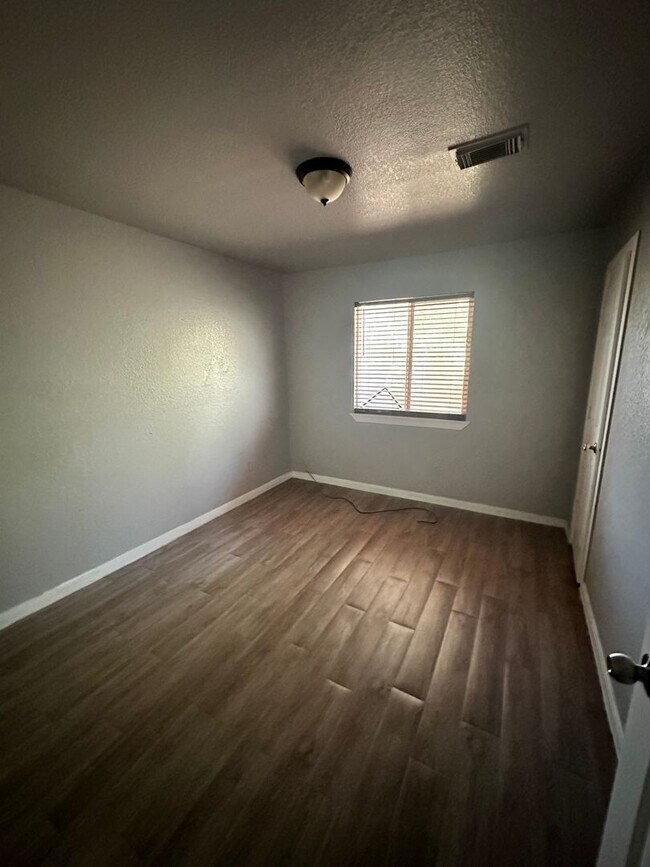 Building Photo - 4 Bedroom 2 Bathroom in 76105 Available!