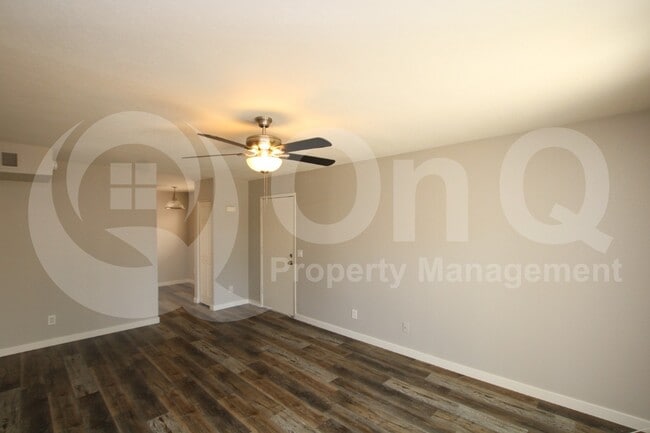 Building Photo - 2807 E Paradise Ln