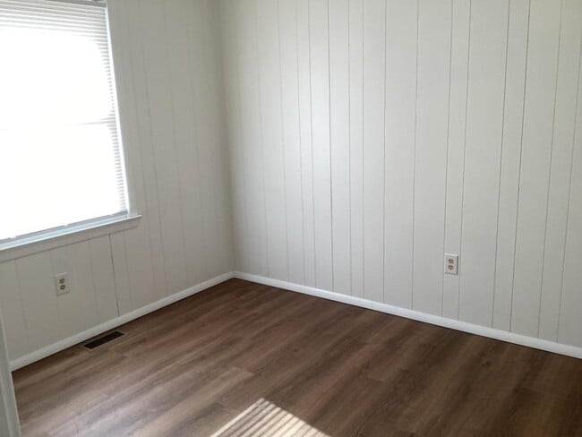 Building Photo - 242 E 35th St