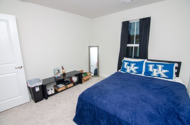 Building Photo - Beautiful, new build in quiet neighborhood