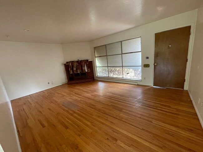 Building Photo - 3-Bedroom Standalone Home with Fenced Yard...