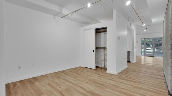 Building Photo - EPIC REA - Modern-Style 1 BR/1 BA Condo in...