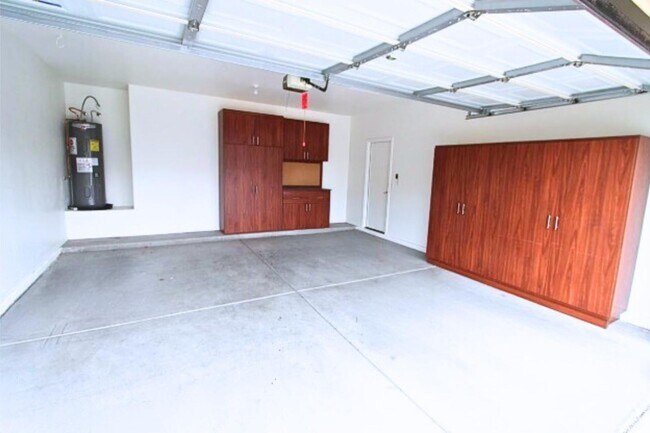 Building Photo - 6261 S Mesa Vista Dr