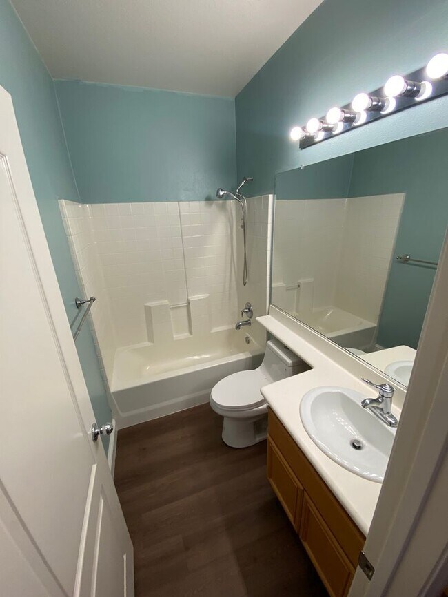 Building Photo - Gorgeous NW Home 4 Bed/3 Bath $2,850 Rent & 2,850 Deposit
