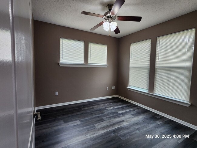 Building Photo - 3 bedroom / 2 bath in 77630. Immediate mov...