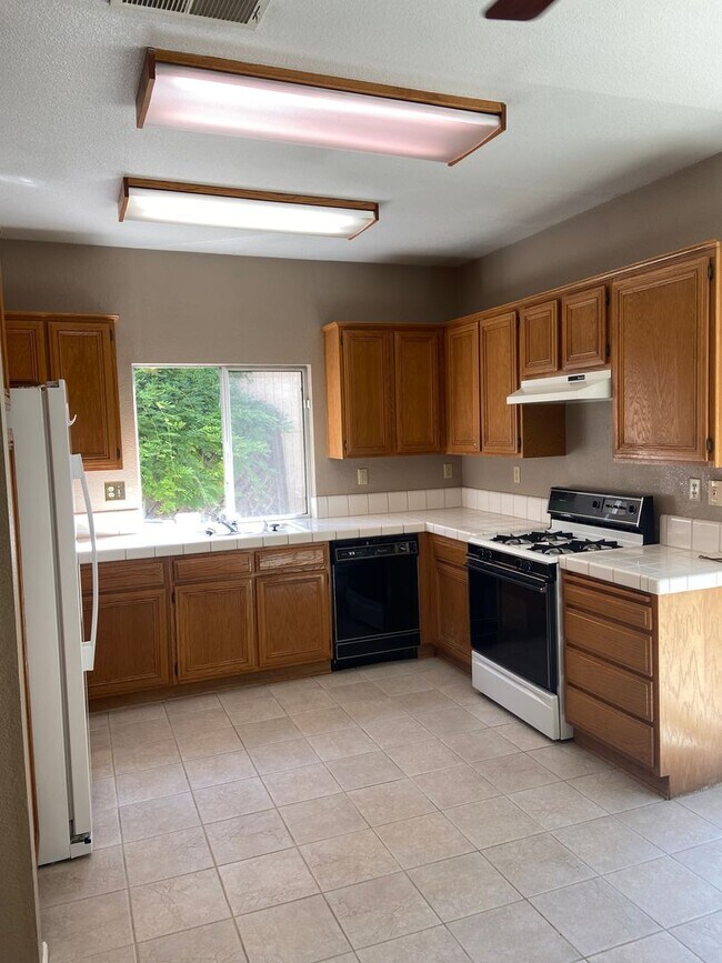 Building Photo - 2 Bdrm, 2 bath home in Laguna - Elk Grove