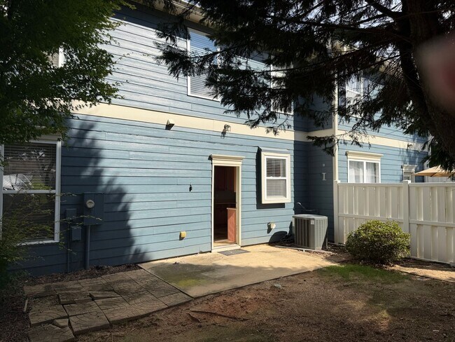 Building Photo - 6262 Shoreview Cir