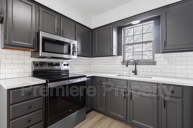 Building Photo - 3213 SE 6th Ct