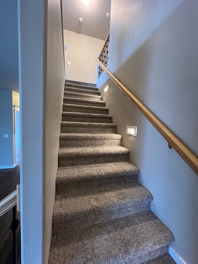 Building Photo - 3+ -Bedroom 3-Bathroom West Eugene Stunner!