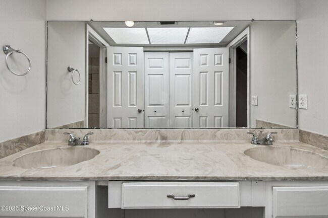 Building Photo - 3687 Royal Oak Dr
