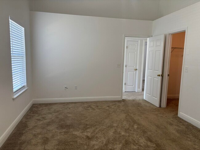 Building Photo - 3326 Golden Rain Dr