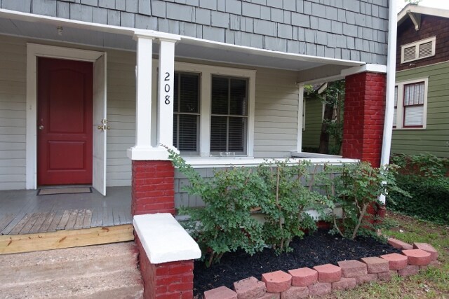 Front Porch - 208 S Summit Ave