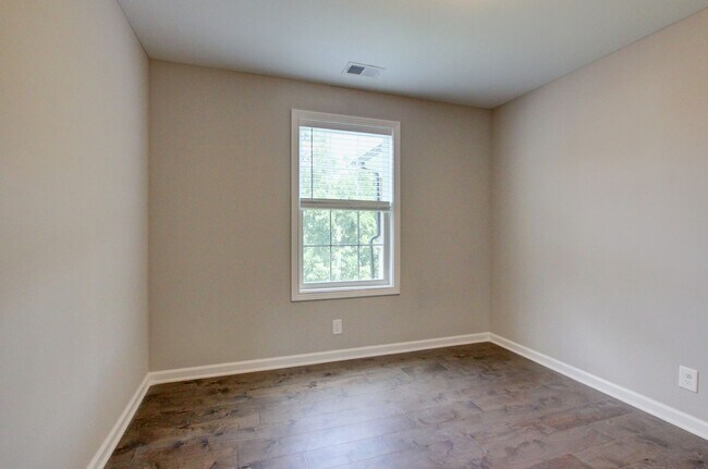 Building Photo - 1092 Barnhill Rd