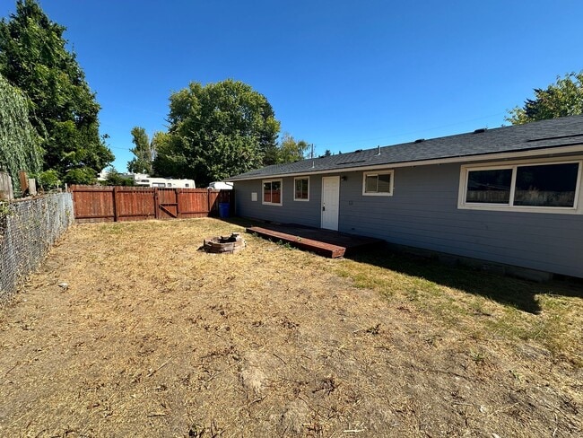 Building Photo - Charming and Newly Renovated One Level Home