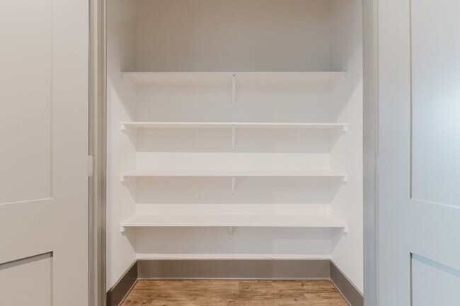 Building Photo - Spacious & Modern Two Bedroom Apartment! *...